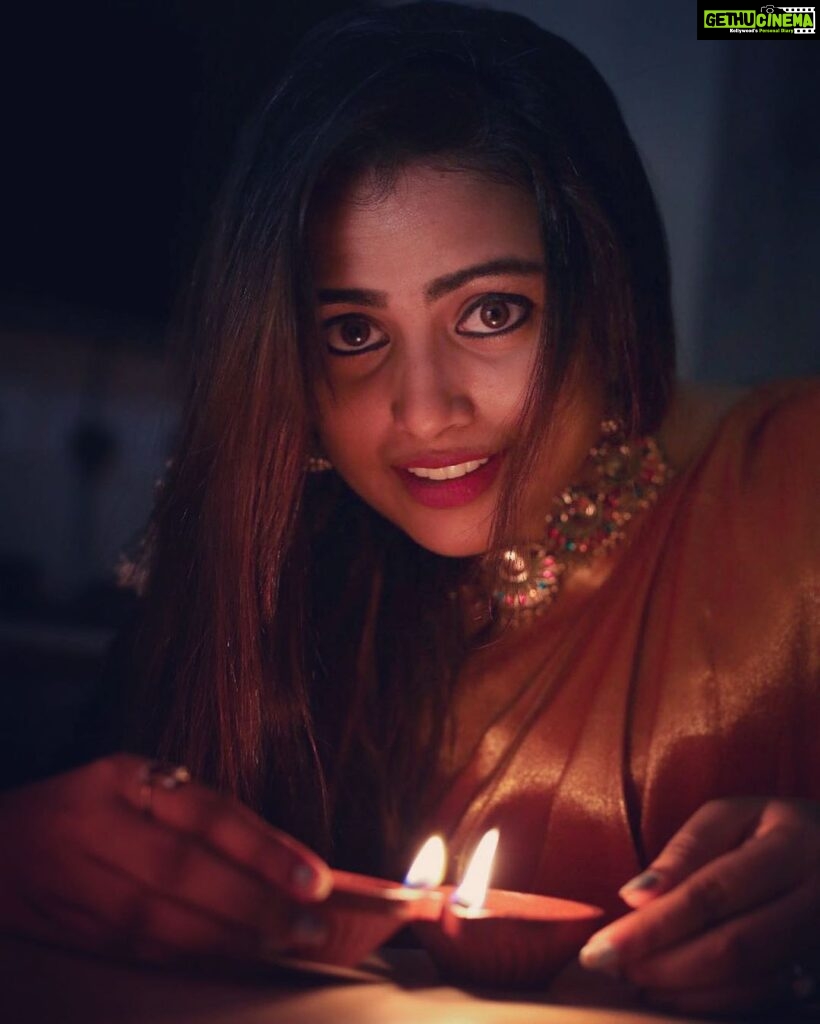 Farina Azad Instagram - Evening ❤️ Happy pooja every one