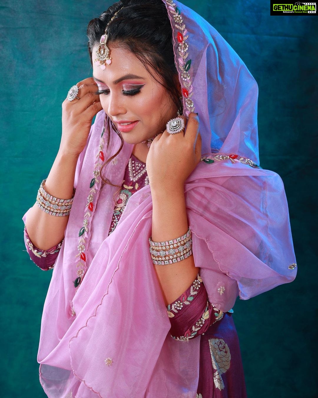 Farina Azad Instagram - Hair & make-up : @makeoverbykalpana Photography : @yazhphotography Jewellery : @goldcopy1486 Costume : @shringatrends Studio : @shotstocks.io