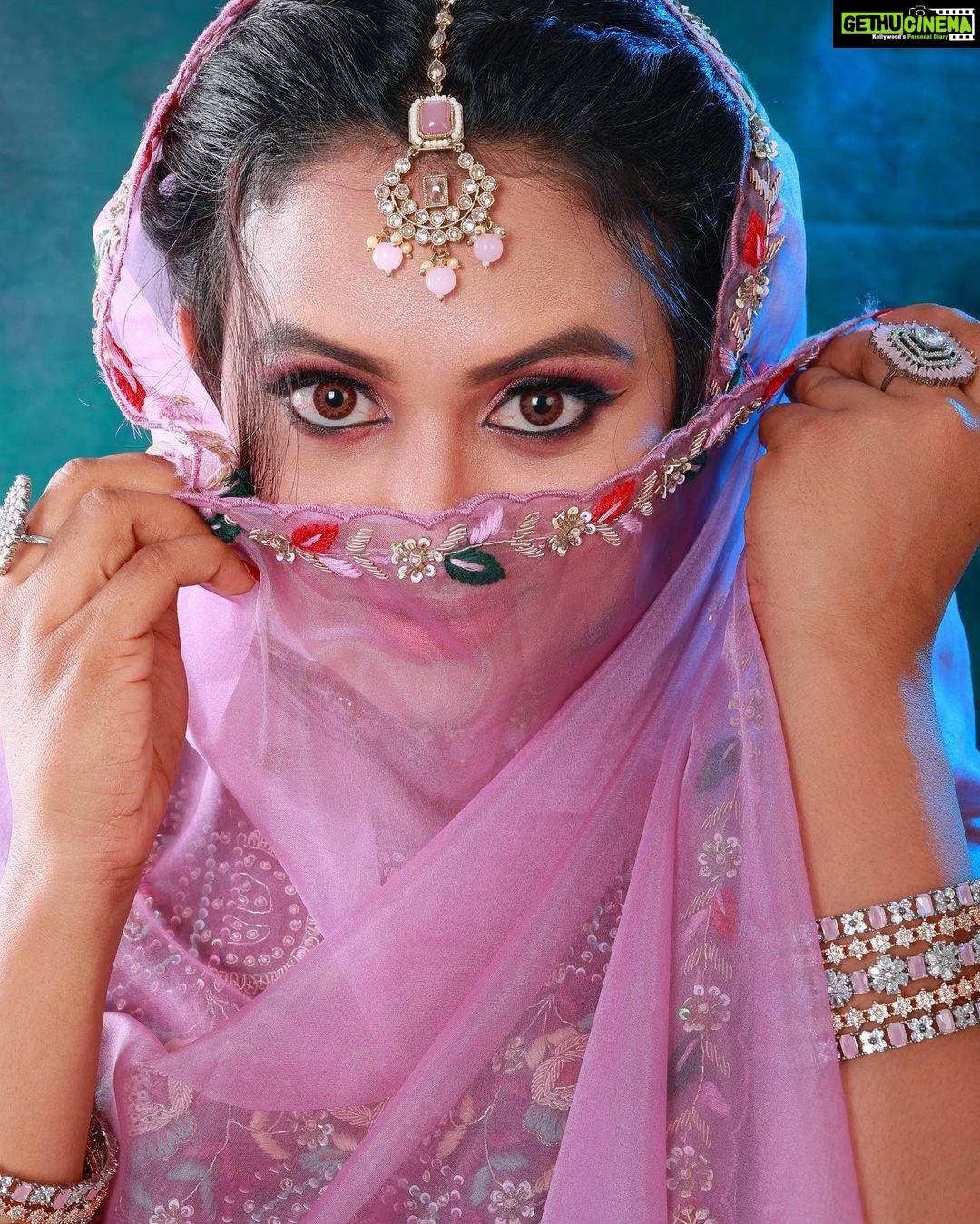 Farina Azad Instagram - Hair & make-up : @makeoverbykalpana Photography : @yazhphotography Jewellery : @goldcopy1486 Costume : @shringatrends Studio : @shotstocks.io