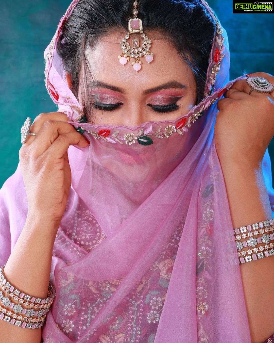 Farina Azad Instagram - Hair & make-up : @makeoverbykalpana Photography : @yazhphotography Jewellery : @goldcopy1486 Costume : @shringatrends Studio : @shotstocks.io