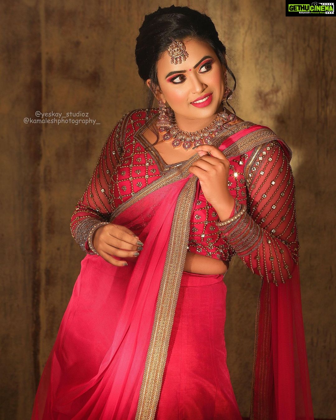 Farina Azad Instagram - Mua - @sushi_the_makeover_artistry Jewelry - @aishubridal_jewellery Photography - @yeskay_studioz @kamaleshphotography_ Cinematography - @samjeremiahj Location - @istills_studio Outfit @sajna_bridal_wear_designer