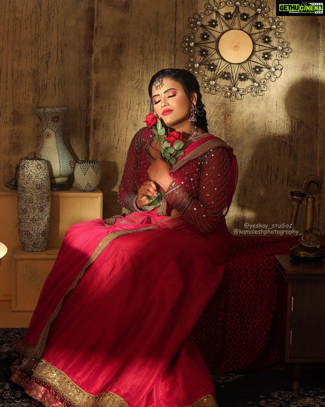 Farina Azad Instagram - Mua - @sushi_the_makeover_artistry Jewelry - @aishubridal_jewellery Photography - @yeskay_studioz @kamaleshphotography_ Cinematography - @samjeremiahj Location - @istills_studio Outfit @sajna_bridal_wear_designer