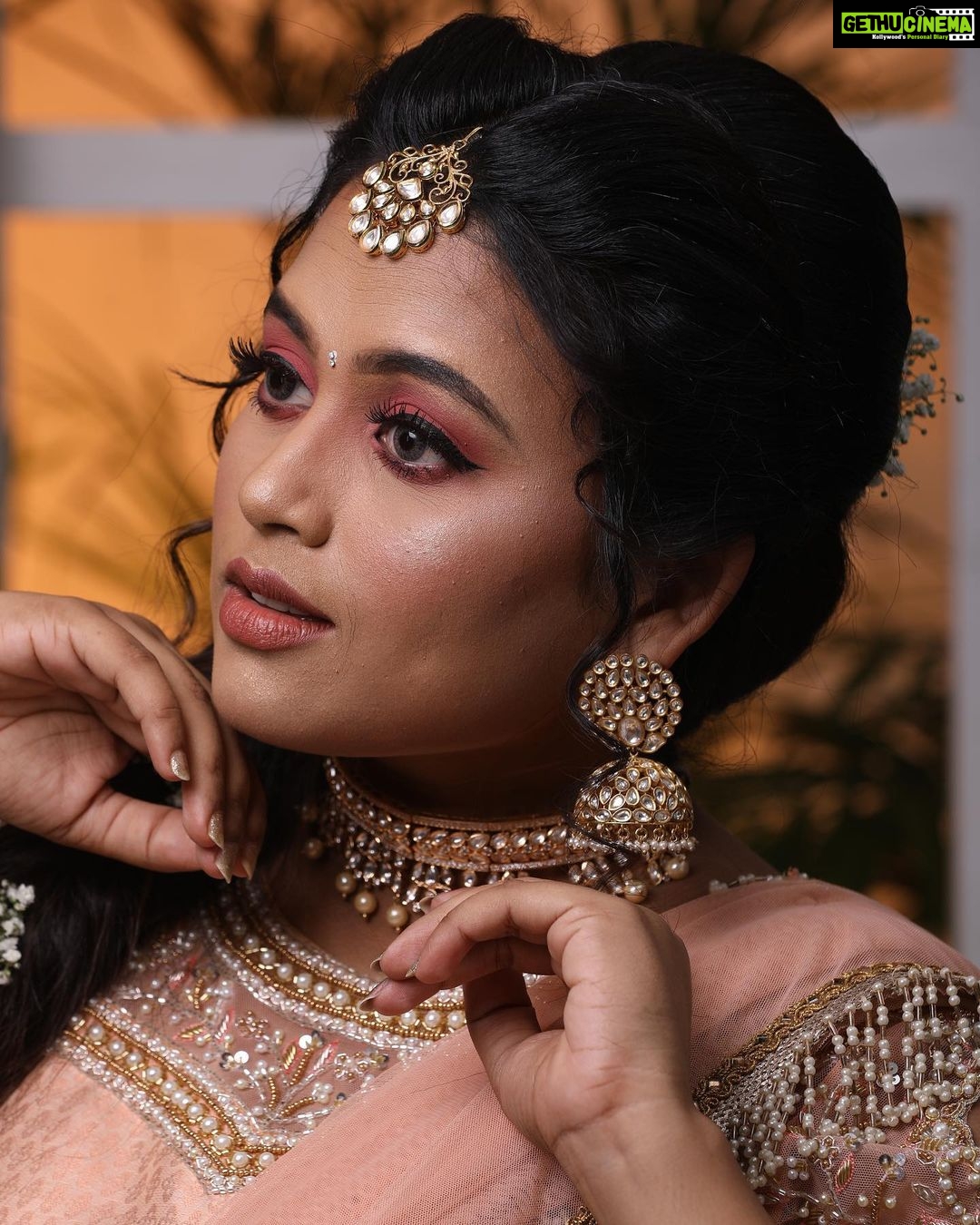Farina Azad Instagram - In frame @farina_azad_official Outfit @sajna_bridal_wear_designer Muah @preethiartistry Photography @shadowsphotographyy @ajay_shadowsphotography Jewellery @new_ideas_fashions Flowers @blossom_bridal_flowers