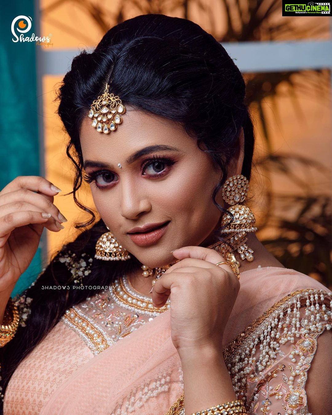 Farina Azad Instagram - In frame @farina_azad_official Outfit @sajna_bridal_wear_designer Muah @preethiartistry Photography @shadowsphotographyy @ajay_shadowsphotography Jewellery @new_ideas_fashions Flowers @blossom_bridal_flowers
