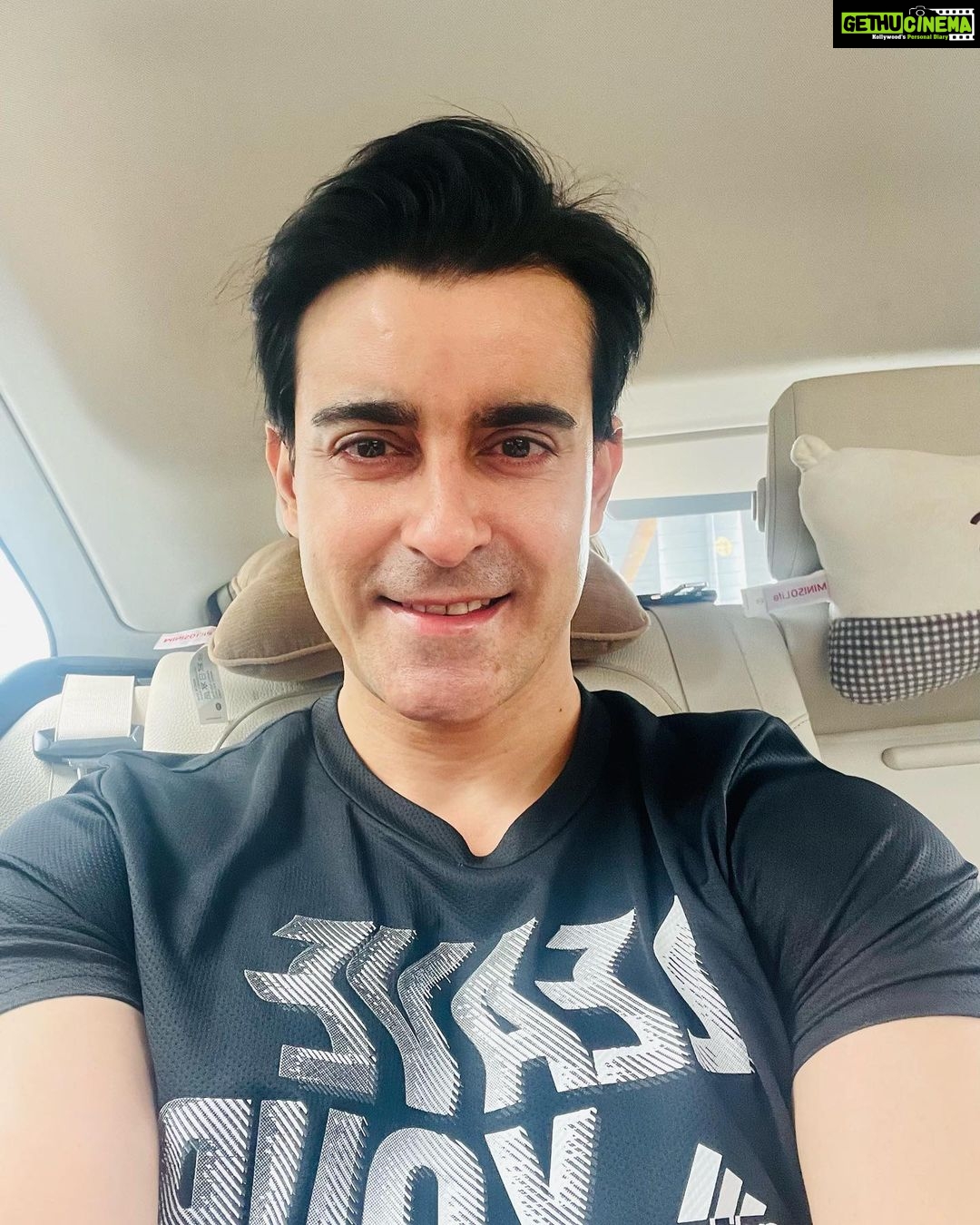 Gautam Rode Instagram - Have a great Sunday friends 😇