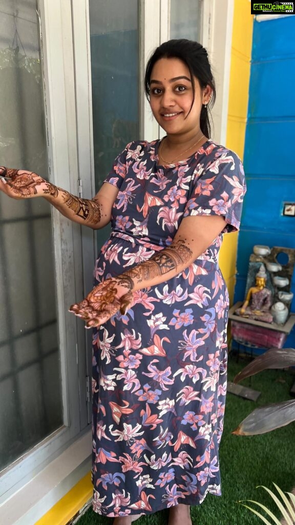 Gayathri Yuvraaj Instagram - 😜😜 Mehendi @aravinth_mehendi_makeup Outfit @preethi.shapewear.in @joshapp.tamil @officialjoshapp #joshmeinaaja #babyshowers #gettingready #mehndidesign