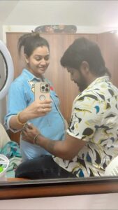 Gayathri Yuvraaj Instagram - நீயும் நானும் சோ்ந்தே வாழும் நேரம்

  போகும் தூரம் முடியாம நீளும்

உன்னால உலகம் அழகாச்சு 💕💕

#mylife #mylove #myeverything #💕💕