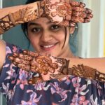Gayathri Yuvraaj Instagram - Getting ready for baby shower🦋🤰 Thank you so much @aravinth_mehendi_makeup wearing @preethi.shapewear.in #babyshowers #mehndi