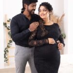 Gayathri Yuvraaj Instagram - 🖤🖤 நான் என்ற சொல் இனி வேண்டாம் நீ என்பதே இனி நான் தான் இனிமேலும் வரம் கேட்க தேவையில்லை இதுபோல் வேறெங்கும் சொர்கமில்லை உயிரே வா !!👨‍👩‍👧‍👦💕💕 Makeup @profile_makeover Hairstyle @mani_stylist Photographer @dilipkumar_photography Jewel @new_idea_fashion Dress & location @artista_prop_shop @artista_propshop