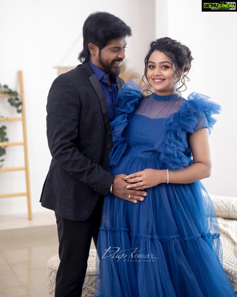 Gayathri Yuvraaj Instagram - You never understand life until it grows inside of you. Eagerly awaiting ❤️❤️ Makeup @profile_makeover Hairstyle @mani_stylist Photographer @dilipkumar_photography Jewel @new_ideas_fashions Dress & location @artista_propshop #pregnancyphotoshoot #7month #couplesgoals