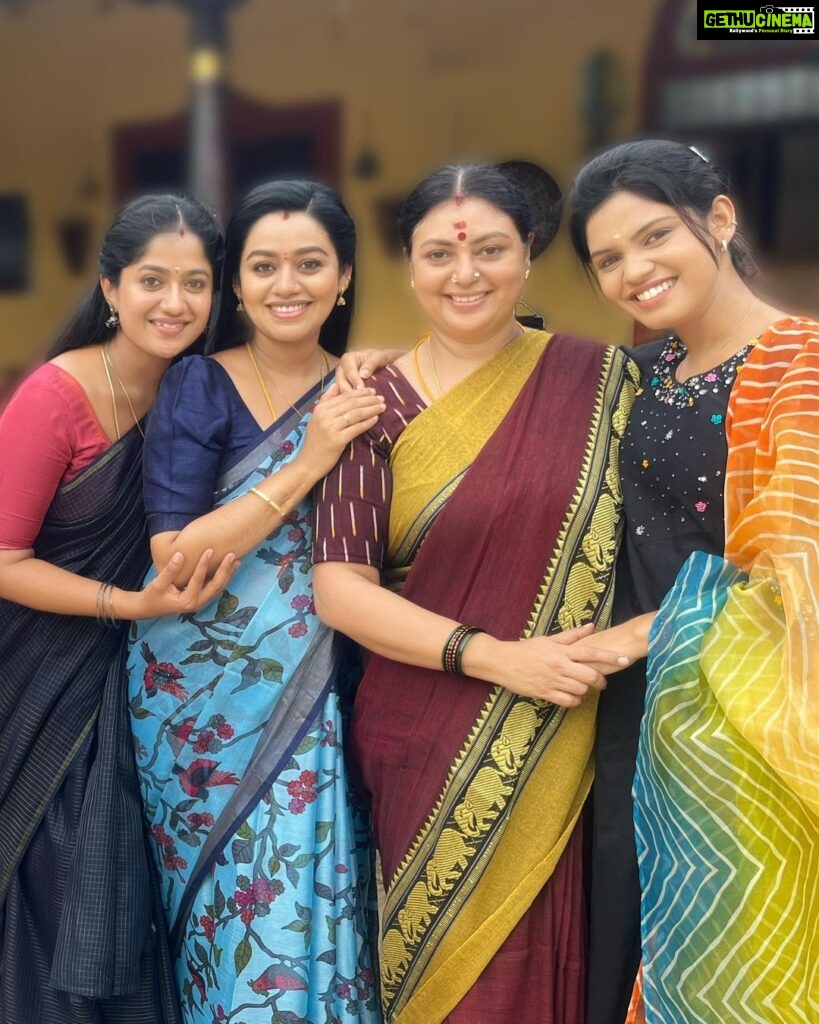 Gayathri Yuvraaj Instagram - மீனாட்சி பொண்ணுங்க…!!!✨🍃 Engaloda Meenakshi Amma @sriranjani_rajasekar My chellaaaa Akka’s @gayathri_yuvraaj @soundaryareddy_official . . #pranikadhakshu #zara #meenakshiponnunga #durga #family #love #bond #amma #sisters @labelssarumathi