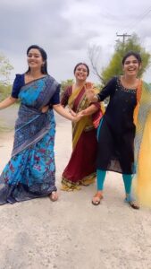 Gayathri Yuvraaj Instagram - Jumping into the trend with our trending mom @sriranjani_rajasekar ❤️ @zeetamizh #durga #yamuna #meenakshi #serial #zeetamil #meenakshiponnunga #dowatch #pranikadhakshu #trendingreels #tamil #oldsongs