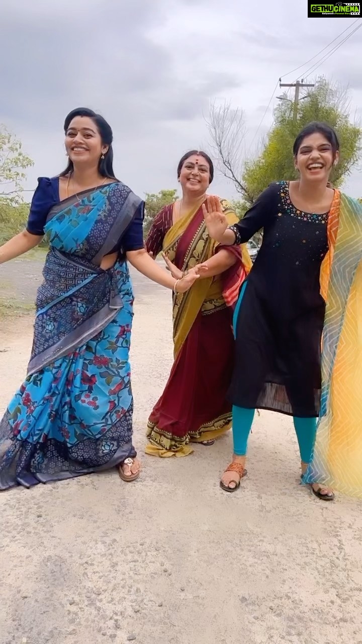 Gayathri Yuvraaj Instagram - Jumping into the trend with our trending mom @sriranjani_rajasekar ❤️ @zeetamizh #durga #yamuna #meenakshi #serial #zeetamil #meenakshiponnunga #dowatch #pranikadhakshu #trendingreels #tamil #oldsongs