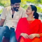 Gayathri Yuvraaj Instagram - அன்று காதல் பண்ணியது உந்தன் கன்னம் கிள்ளியது அடி இப்போதும் நிறம் மாறாமல் இந்த நெஞ்சில் நிற்கிறது ❤️🦋🧿 #happyday #blessedlife #loveupurusha
