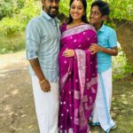 Gayathri Yuvraaj Instagram - Family is not an important thing. It's everything.” 🤗🤗💕 @yuvi_smart #happygokulashtami🙏 Saree @feministshopping #happyfamily