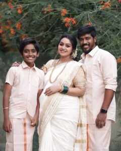Gayathri Yuvraaj Instagram - Happy Onam🌸🌼
"Let the colors and lights of Onam fill your home with happiness and 🌺🌼🤗😍🤗

Makeup @elegant_bridalstudio 
Saree @kaarigai.sarees 
 Blouse @elitebridalstore 
Jewel @new_ideas_fashions 
Photography @weddingsby_gk 
Retouch @editors_desktop