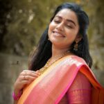 Gayathri Yuvraaj Instagram - 💕💕 காரைக் கண்கள் மூடும் மீதிக் கண்கள் தேடும் மூடிக்கொண்டும் கண்கள் பார்க்கும் அய்யோ!! 💕 MAUH : myself 🤗 Saree : @magizhamcollections Jewellery : @keerti_art_jewelry Hairstyle : @fjmakeover31 Shot by : @swetha22_photography