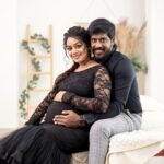 Gayathri Yuvraaj Instagram - 🖤🖤 நான் என்ற சொல் இனி வேண்டாம் நீ என்பதே இனி நான் தான் இனிமேலும் வரம் கேட்க தேவையில்லை இதுபோல் வேறெங்கும் சொர்கமில்லை உயிரே வா !!👨‍👩‍👧‍👦💕💕 Makeup @profile_makeover Hairstyle @mani_stylist Photographer @dilipkumar_photography Jewel @new_idea_fashion Dress & location @artista_prop_shop @artista_propshop