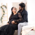 Gayathri Yuvraaj Instagram - 🖤🖤 நான் என்ற சொல் இனி வேண்டாம் நீ என்பதே இனி நான் தான் இனிமேலும் வரம் கேட்க தேவையில்லை இதுபோல் வேறெங்கும் சொர்கமில்லை உயிரே வா !!👨‍👩‍👧‍👦💕💕 Makeup @profile_makeover Hairstyle @mani_stylist Photographer @dilipkumar_photography Jewel @new_idea_fashion Dress & location @artista_prop_shop @artista_propshop