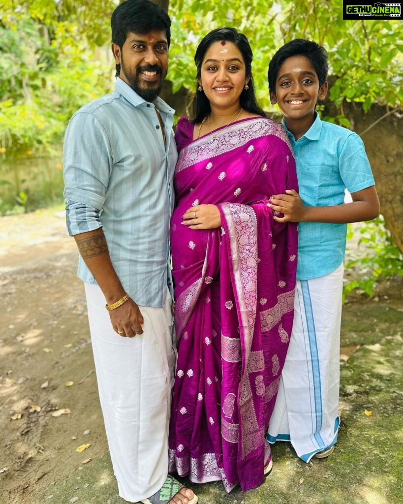 Gayathri Yuvraaj Instagram - Family is not an important thing. It's everything.” 🤗🤗💕 @yuvi_smart #happygokulashtami🙏 Saree @feministshopping #happyfamily