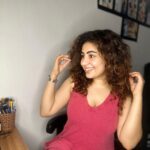 Geetika Mehandru Instagram - Absolutely! How about "Curly & Captivating: A dash of pink, a hint of perfume, and a heart full of adventure 💕🌸 @geetikamehandru #InstaAdventures #curlychic Mumbai - मुंबई
