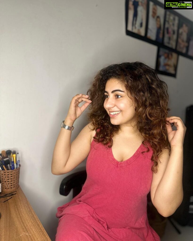 Geetika Mehandru Instagram - Absolutely! How about "Curly & Captivating: A dash of pink, a hint of perfume, and a heart full of adventure 💕🌸 @geetikamehandru #InstaAdventures #curlychic Mumbai - मुंबई