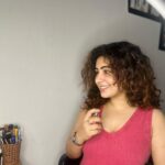 Geetika Mehandru Instagram - Absolutely! How about "Curly & Captivating: A dash of pink, a hint of perfume, and a heart full of adventure 💕🌸 @geetikamehandru #InstaAdventures #curlychic Mumbai - मुंबई