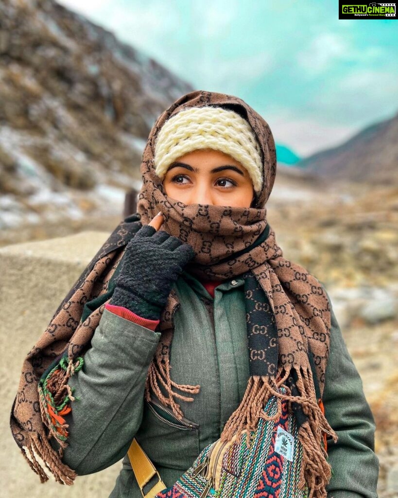 Geetika Mehandru Instagram - Relax And Enjoy The View 🥂 #manali #winters #Snow #solotravel #treanding #fashionstyle #fashionmodel