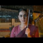 Genelia D’Souza Instagram – रिक्षातून भर पावसात तिचा उजवा पाय बाहेर पडतो. ती छत्री उघडते आणि पहिल्यांदा पडद्यावर दिसते. ‘श्रावणी’चं टाळ्या, शिट्ट्यांनी तुम्ही स्वागत केलं. 
पण ते माझं ही मराठी चित्रपट जगातलं पहिलं पाऊल होतं. तुम्ही श्रावणीला दिलेल्या प्रचंड प्रतिसादाबद्दल मनापासून धन्यवाद.

She stepped out on a rainy night from the rickshaw opening the umbrella…to a sea of whistles and love for the entry of Shravani in Ved. 

Little did many realise that it was also my first step I was taking into the vast world of Marathi cinema. Thank you for the undiluted love you have showered on me in my journey!