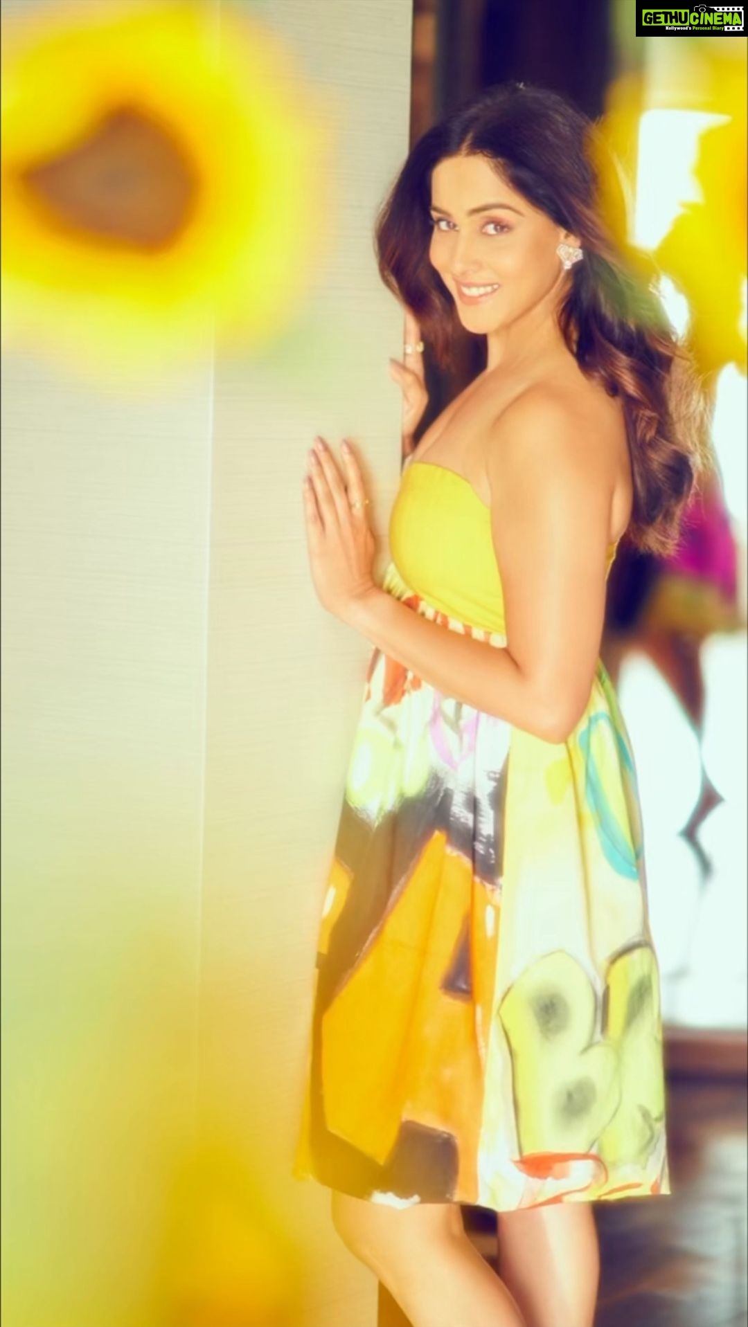 Genelia D'Souza Instagram - The sun is alone but it shines 💚 #makeyourfridaycount #thegdlife Managed by - @ayushpadukone Outfit - @khhouseofkhaddar Jewellery : @prerto Styling : @who_wore_what_when Photography : @rohnpingalay Makeup : @divyashetty_ Hair : @kamaldeepss