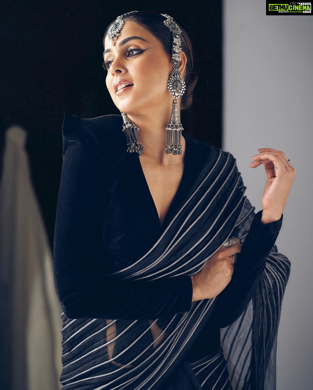 Genelia D'Souza Instagram - My Sari never fails It’s an elegant way to define my boldness 💚 Styled by @who_wore_what_when Saree- @vaishalisstudio Jacket- @jewellynalvares Jewelry- @motifsbysurabhididwania Makeup and hair - @rishinaacharya @beautybyaudreysangma Styled by - @who_wore_what_when Photography- @rohnpingalay