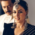 Genelia D'Souza Instagram - My Sari never fails It’s an elegant way to define my boldness 💚 Styled by @who_wore_what_when Saree- @vaishalisstudio Jacket- @jewellynalvares Jewelry- @motifsbysurabhididwania Makeup and hair - @rishinaacharya @beautybyaudreysangma Styled by - @who_wore_what_when Photography- @rohnpingalay