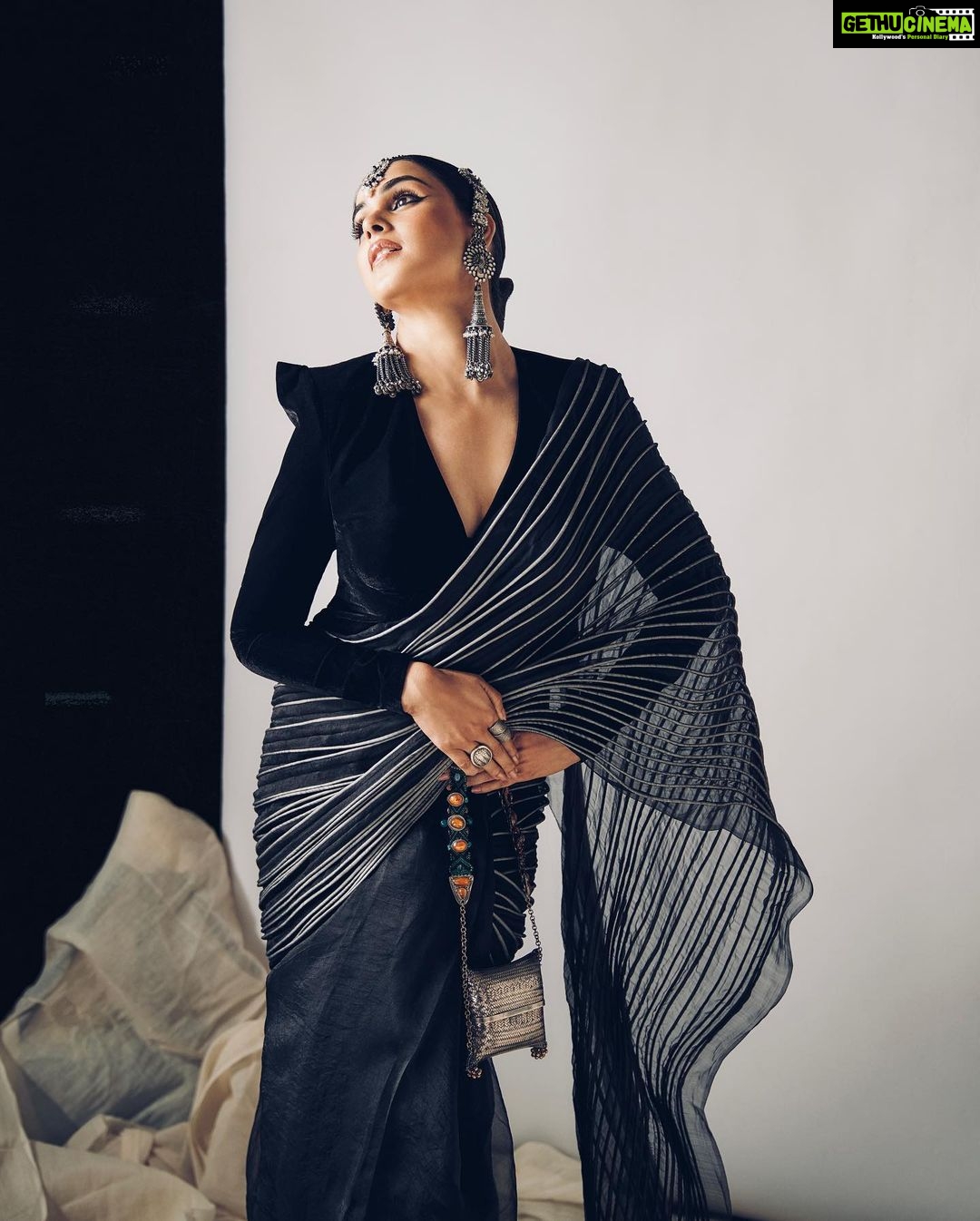 Genelia D'Souza Instagram - My Sari never fails It’s an elegant way to define my boldness 💚 Styled by @who_wore_what_when Saree- @vaishalisstudio Jacket- @jewellynalvares Jewelry- @motifsbysurabhididwania Makeup and hair - @rishinaacharya @beautybyaudreysangma Styled by - @who_wore_what_when Photography- @rohnpingalay