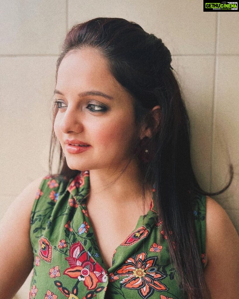 Giaa Manek Instagram - Finding solace in the simple moments, sitting on the balcony, gazing through the window . . . . #balconyviews #windowstotheworld