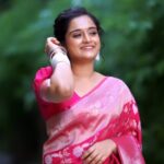 Gopika Anil Instagram - Kangal irundal ✨💕 . Makeup n hair @abilashchickumakeupartist 💕 Saree @aathvyavastra 💕 Vc @vysakhvyga_official . #trendingreel #reelsofinstagram #tamilsong #kangalirundal #sareelove #pinkpinkpink #loveforsaree #aathvya