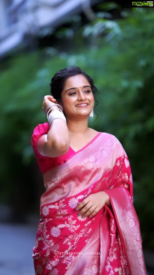 Gopika Anil Instagram - Kangal irundal āØš . Makeup n hair @abilashchickumakeupartist š Saree @aathvyavastra š Vc @vysakhvyga_official . #trendingreel #reelsofinstagram #tamilsong #kangalirundal #sareelove #pinkpinkpink #loveforsaree #aathvya