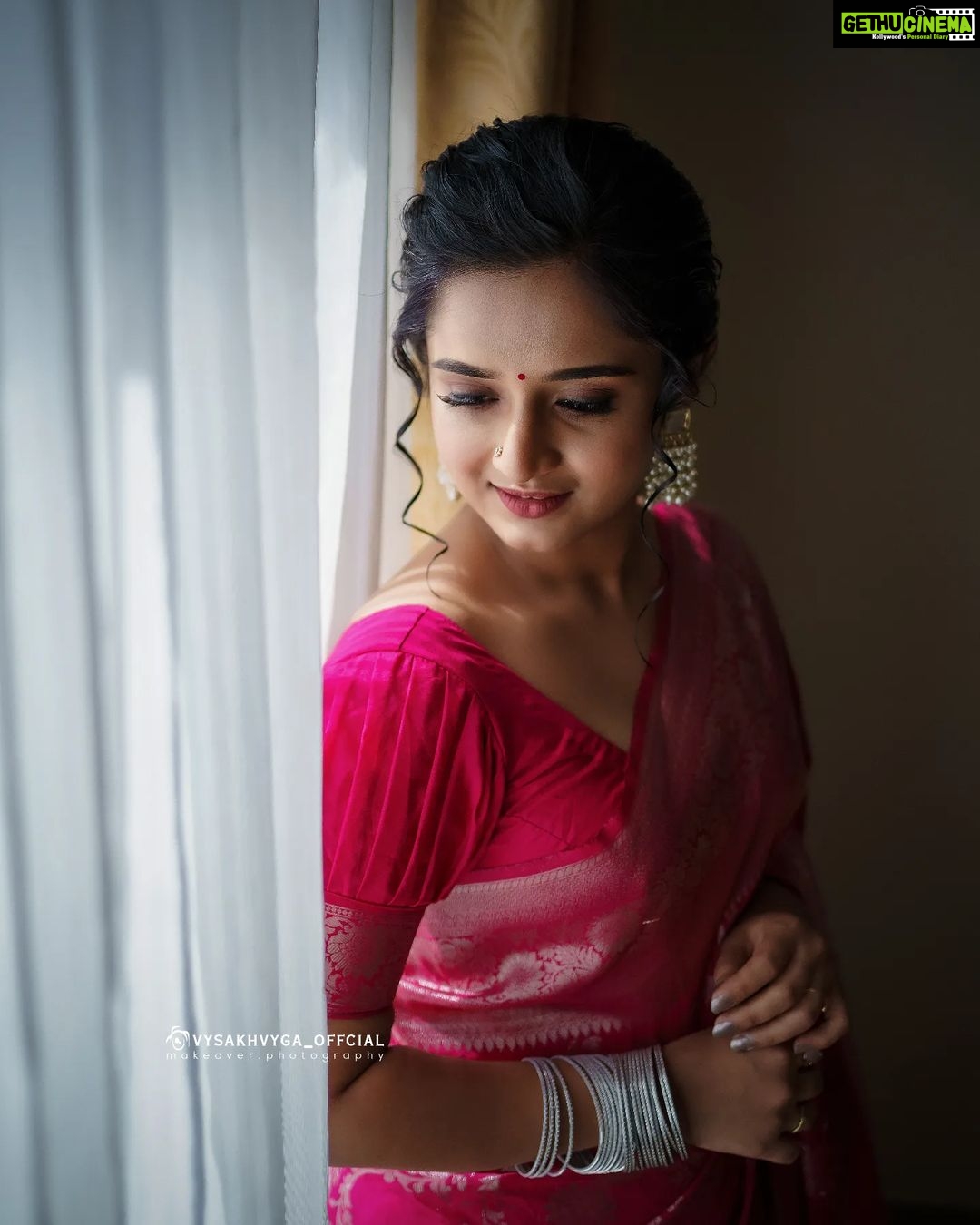 Gopika Anil Instagram - She is stillness, In a world of chaos ! π . Saree -@aathvyavastra π Mua & hair- @abilashchickumakeupartist Pic courtesy - @vysakhvyga_official . #pink #sareelove #pictureoftheday #photoshoot #poses #goethnic #6yardsofelegance #kochidiaries #photography