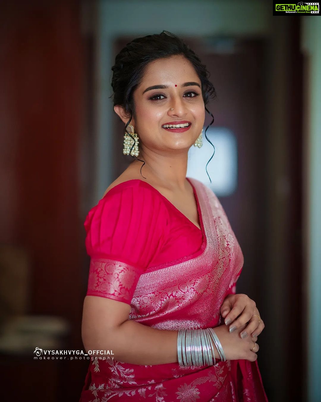Gopika Anil Instagram - She is stillness, In a world of chaos ! π . Saree -@aathvyavastra π Mua & hair- @abilashchickumakeupartist Pic courtesy - @vysakhvyga_official . #pink #sareelove #pictureoftheday #photoshoot #poses #goethnic #6yardsofelegance #kochidiaries #photography