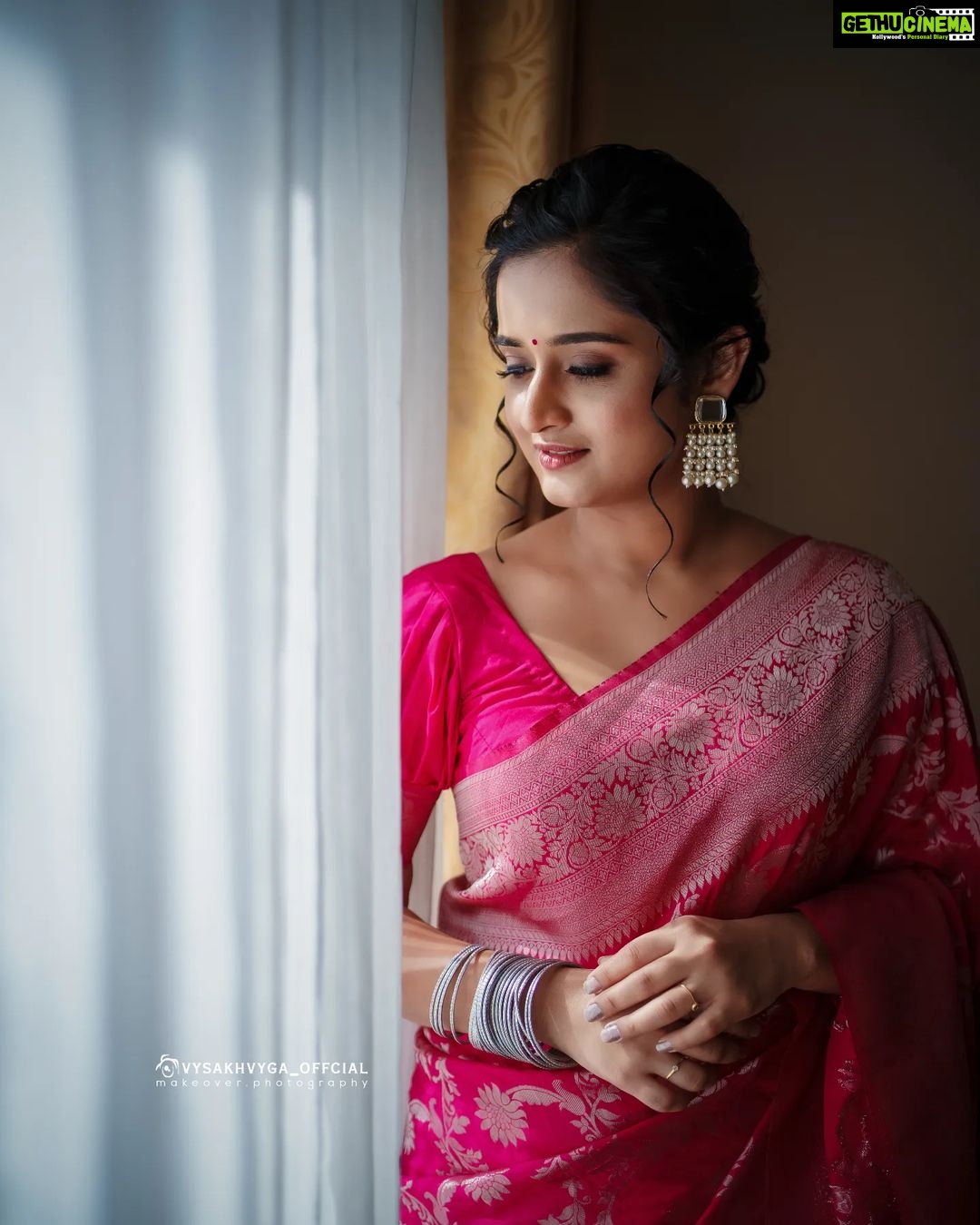 Gopika Anil Instagram - She is stillness, In a world of chaos ! π . Saree -@aathvyavastra π Mua & hair- @abilashchickumakeupartist Pic courtesy - @vysakhvyga_official . #pink #sareelove #pictureoftheday #photoshoot #poses #goethnic #6yardsofelegance #kochidiaries #photography