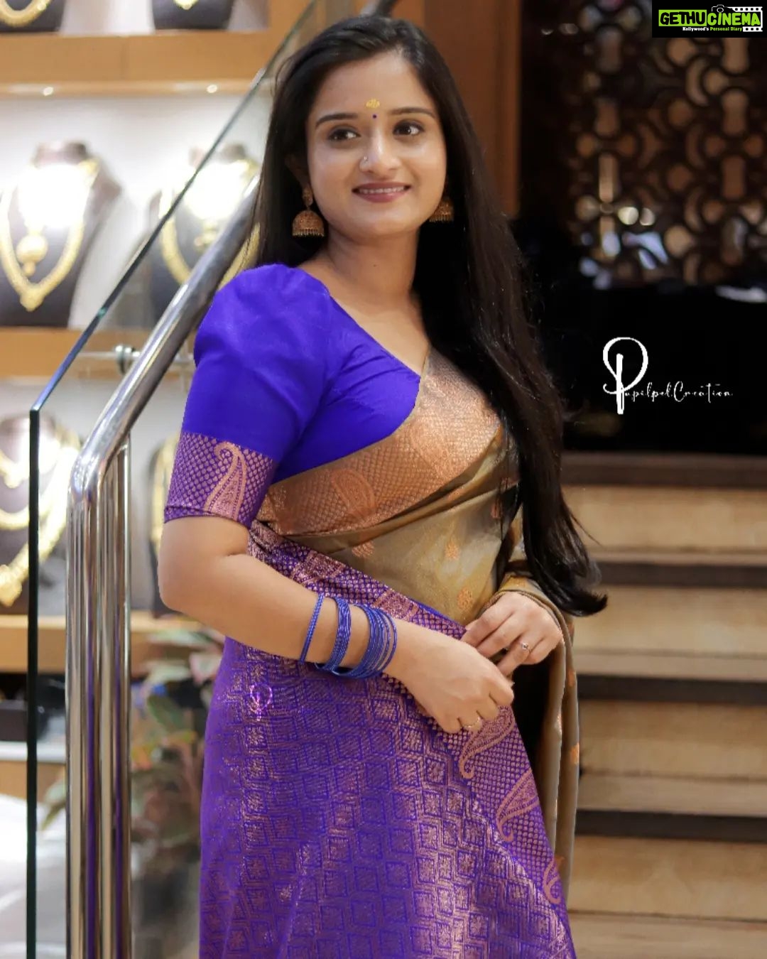 Gopika Anil Instagram - ✨💙 Saree from @sahasra.in ♥️ Pc- @pupilpel 🥰 @gregory_gregu . #pictureoftheday #ethnic #traditional #attire #sareelove #trending #sahasra #sareefashion #live #letlive #blessed #happyonam
