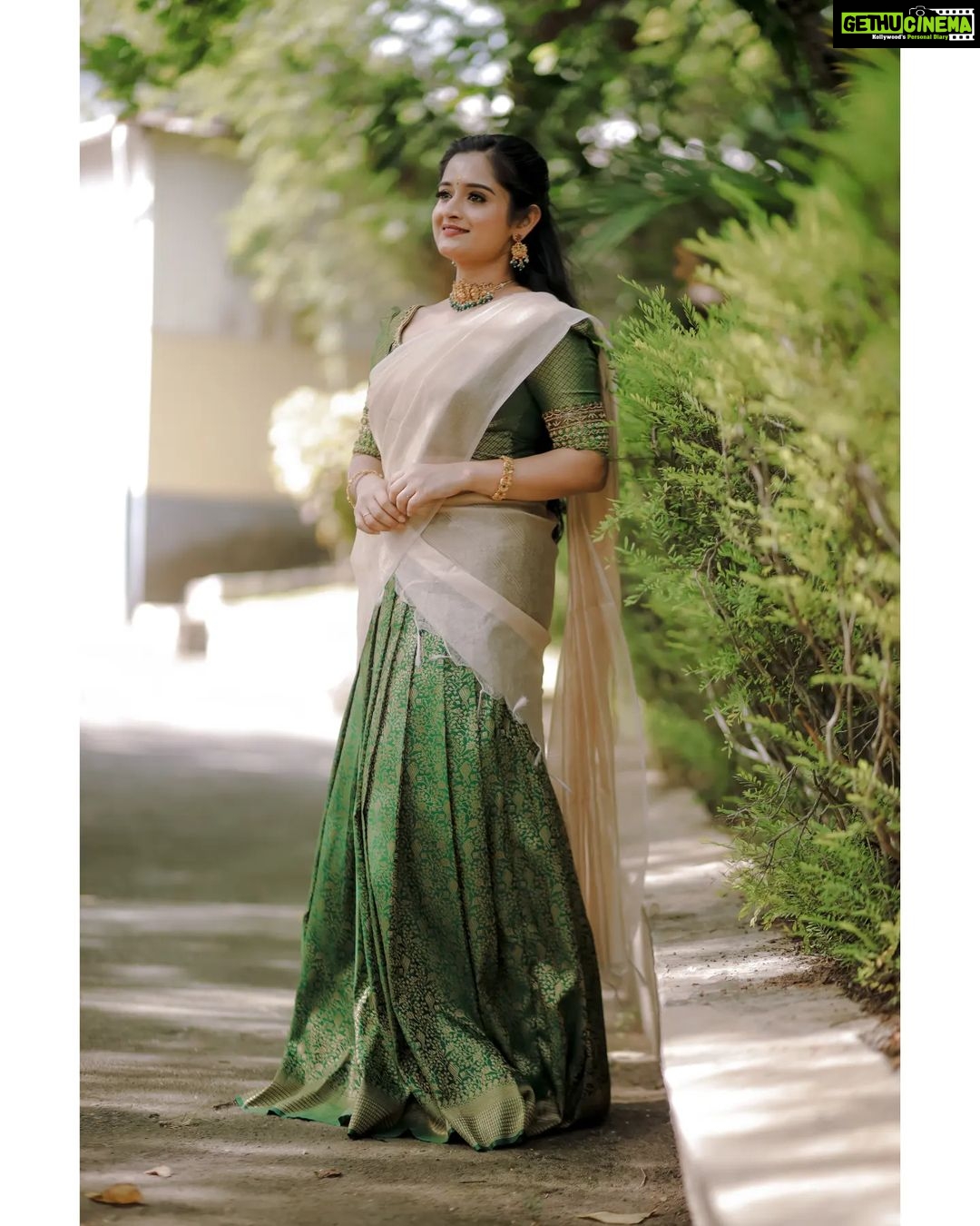 Gopika Anil Instagram - Elegance is not being noticed, it's about being remembered ! ♥️✨ . This beautiful bottle green dhavani designed by @thanz_muhammed @thanzscouture 🥰 Jewels : @amyra_rental_jewels 📸 @sarathsanilphotography . #onamseason #onamfestival #celebration #asianet #starnight #maveli #thanzcouture #amyrajewels #pictureoftheday #ootd #ethnic #elegance #gopikaanil #gopsgopikaanil
