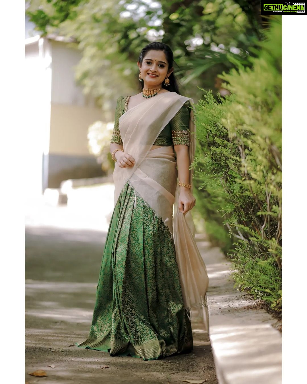 Gopika Anil Instagram - Elegance is not being noticed, it's about being remembered ! ♥️✨ . This beautiful bottle green dhavani designed by @thanz_muhammed @thanzscouture 🥰 Jewels : @amyra_rental_jewels 📸 @sarathsanilphotography . #onamseason #onamfestival #celebration #asianet #starnight #maveli #thanzcouture #amyrajewels #pictureoftheday #ootd #ethnic #elegance #gopikaanil #gopsgopikaanil