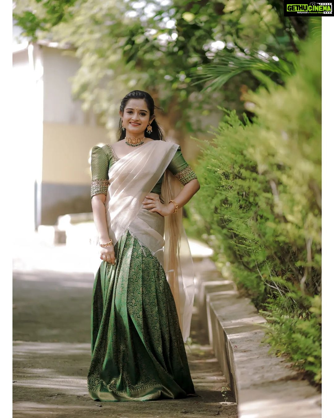 Gopika Anil Instagram - Elegance is not being noticed, it's about being remembered ! ♥️✨ . This beautiful bottle green dhavani designed by @thanz_muhammed @thanzscouture 🥰 Jewels : @amyra_rental_jewels 📸 @sarathsanilphotography . #onamseason #onamfestival #celebration #asianet #starnight #maveli #thanzcouture #amyrajewels #pictureoftheday #ootd #ethnic #elegance #gopikaanil #gopsgopikaanil