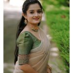 Gopika Anil Instagram – Let the onam festivities begin! 🌸🌸
Beautiful bottle green dhavani designed by @thanz_muhammed
@thanzscouture ♥️
Jewellery @amyra_rental_jewels♥️
📸 @sarathsanilphotography 🥰
.
#onamcelebrationbegins #onam2023 #traditionallook #keralite #malayali #thanzcouture #amyrajewels #dhavani #halfsaree #pictiteofthefay #ootd #ethnicwear