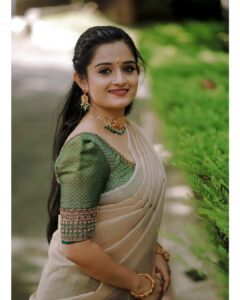 Gopika Anil Instagram - Let the onam festivities begin! 🌸🌸 Beautiful bottle green dhavani designed by @thanz_muhammed @thanzscouture ♥️ Jewellery @amyra_rental_jewels♥️ 📸 @sarathsanilphotography 🥰 . #onamcelebrationbegins #onam2023 #traditionallook #keralite #malayali #thanzcouture #amyrajewels #dhavani #halfsaree #pictiteofthefay #ootd #ethnicwear