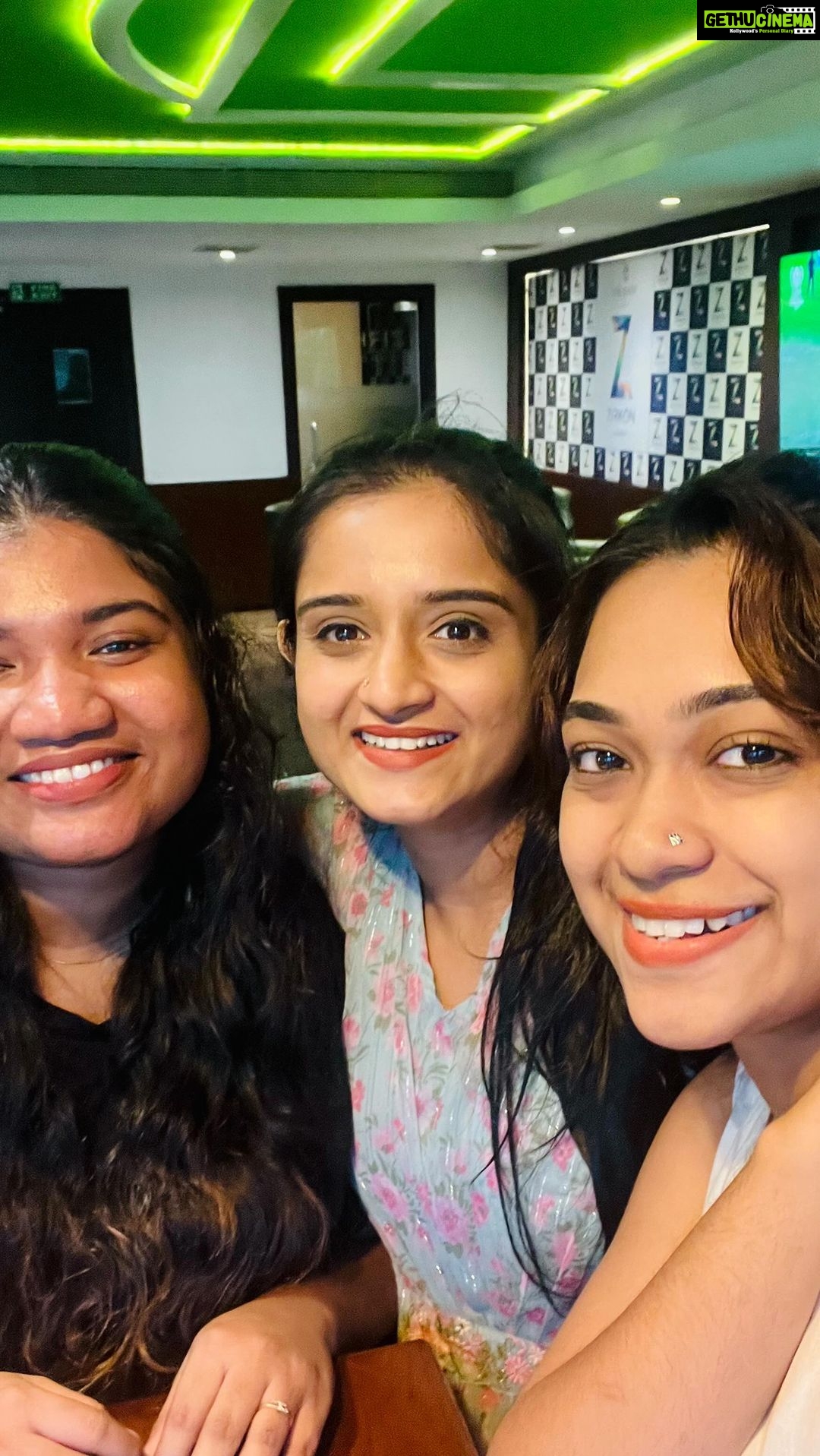 Gopika Anil Instagram - Watch until the end to see that ‘killipoya’ item in our group😂 @krishna__lal_ who doesn’t even know what the topic is but pretends that she got it all figured out. Also miss you @__keerthana_anil__ the most entertaining one in our team.❤️ #trio #girlgang #girlshangout #teamgirls #calicut
