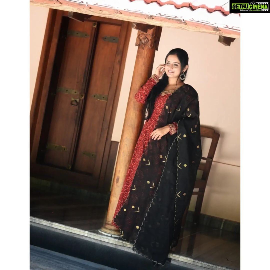 Gopika Anil Instagram - ✨🌸 Costume @thanzscouture ♥️ . #ethnic #salwar #ootd #ethnicwear #thanzcouture #coversong #instagood #instagramers #live #letlive