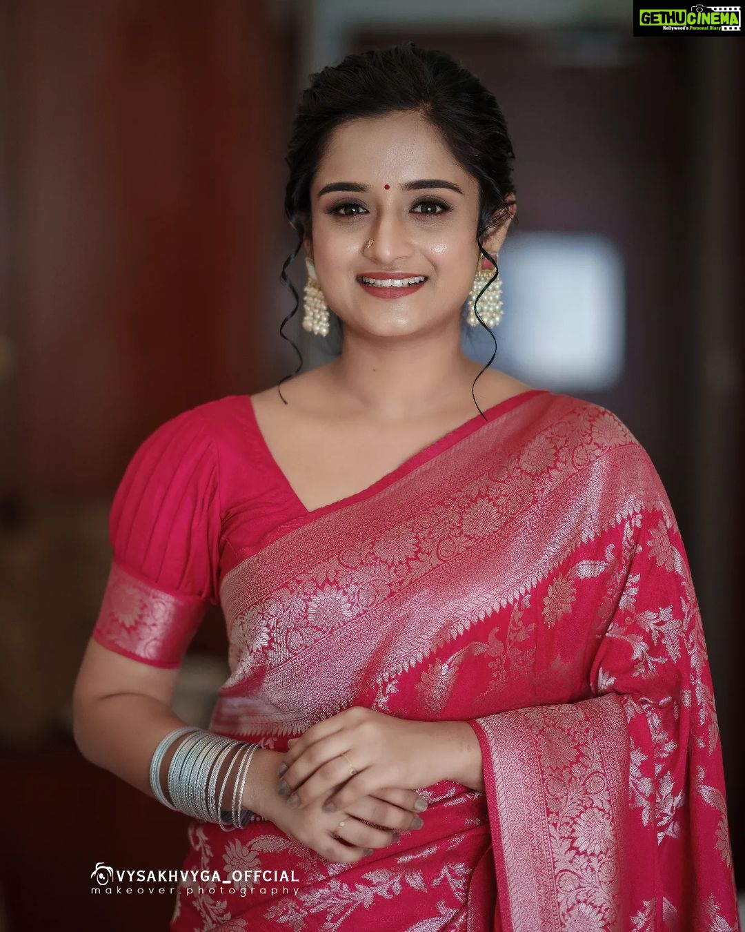 Gopika Anil Instagram - Storm in her eyes, peace in her smile ! β¨π Mua n hair @abilashchickumakeupartist Saree @aathvyavastra Pic courtesy @vysakhvyga_official . #pictureoftheday #goethnic #traditional #loveforsaree #pinklove #drapeit #wearit #photoshoot #photography
