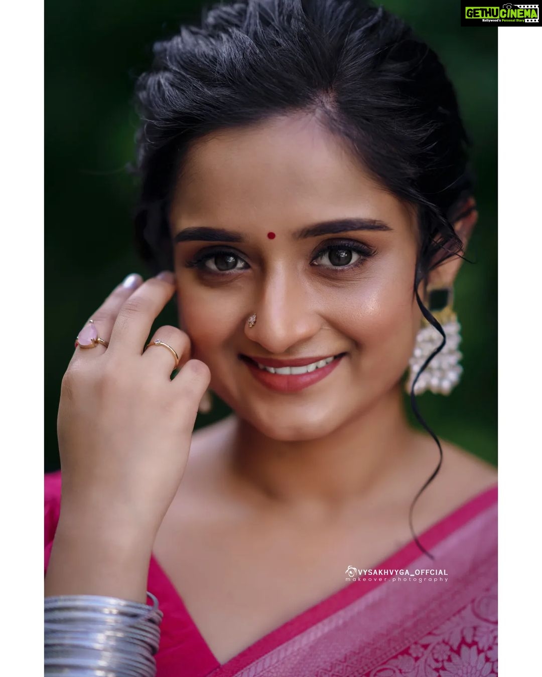 Gopika Anil Instagram - Storm in her eyes, peace in her smile ! β¨π Mua n hair @abilashchickumakeupartist Saree @aathvyavastra Pic courtesy @vysakhvyga_official . #pictureoftheday #goethnic #traditional #loveforsaree #pinklove #drapeit #wearit #photoshoot #photography