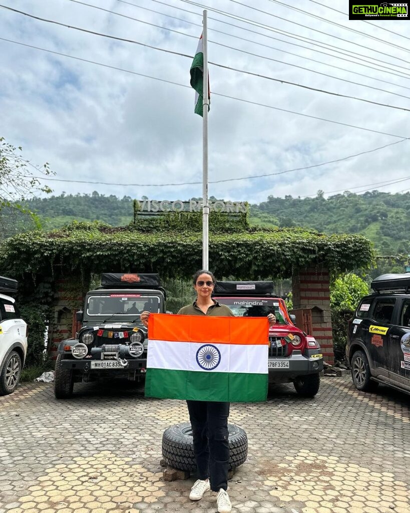 Gul Panag Instagram - Where the mind is without fear, and the head is held high….. 🇮🇳🇮🇳🇮🇳🇮🇳🇮🇳🇮🇳🇮🇳🇮🇳🇮🇳 Wishing everyone a very, very happy Independence Day. #harghartiranga Thank you @mahindraadventure for this incredible opportunity. Thank you @cinemonkofficial @achyutphotography , @swatysmalik and @moodybanjaran for the photos. #WomenWithDrive #zanskarexpedition #drivetechindia
